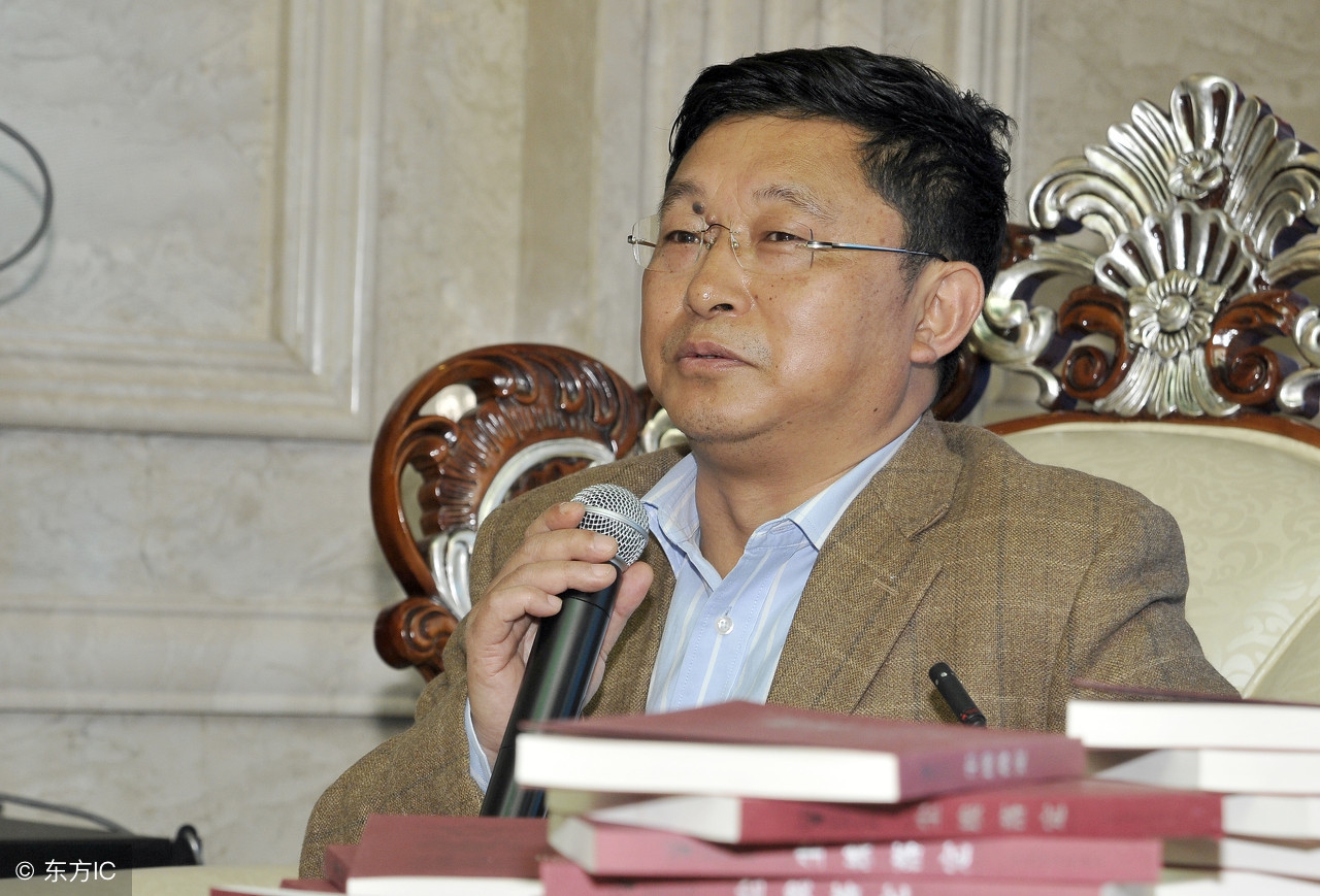 世界杯正如火如荼地进行，文学界的这些“狂热球迷”你知道多少？