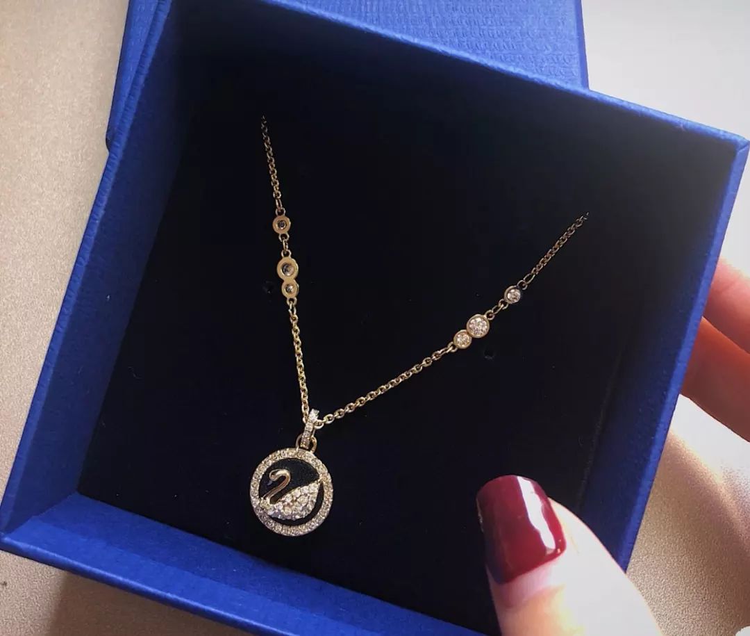 变美还差一条施华洛世奇