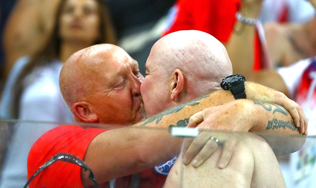 看球生气怎么哄,看球搞笑场面