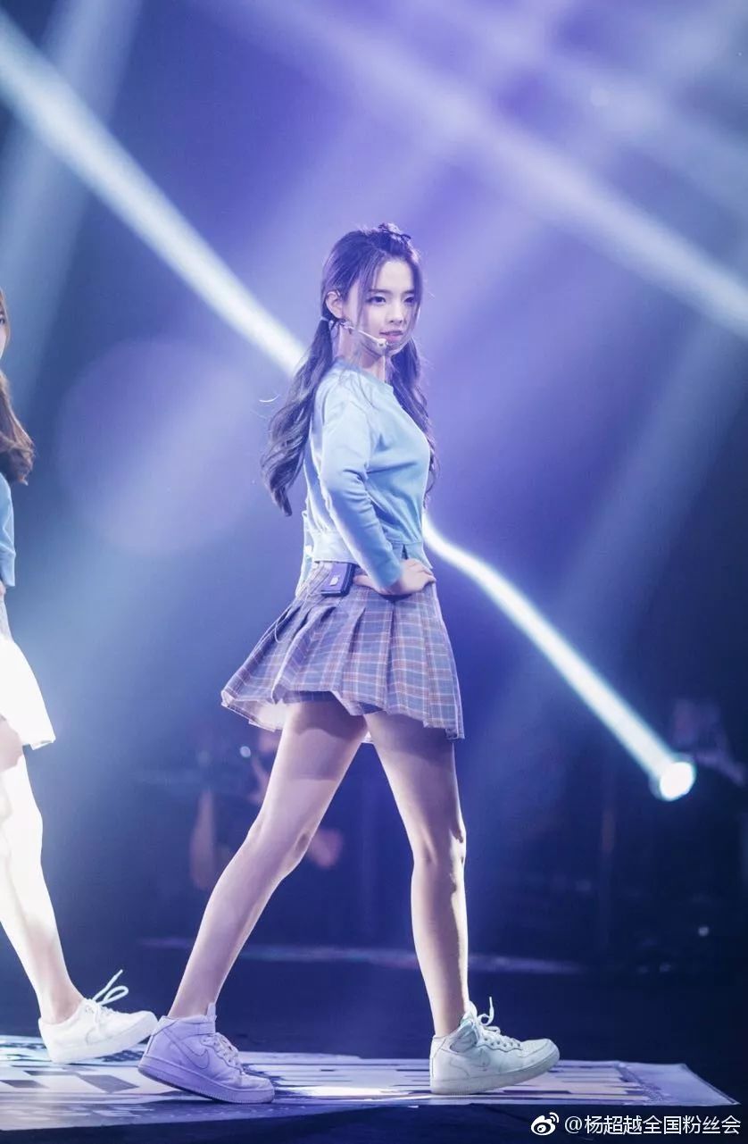 被101小姐姐的颜值折服，可看腿你就吃鲸了！