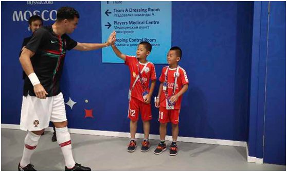 c罗球员通道内与小球童击掌,和c罗击掌能有多激动