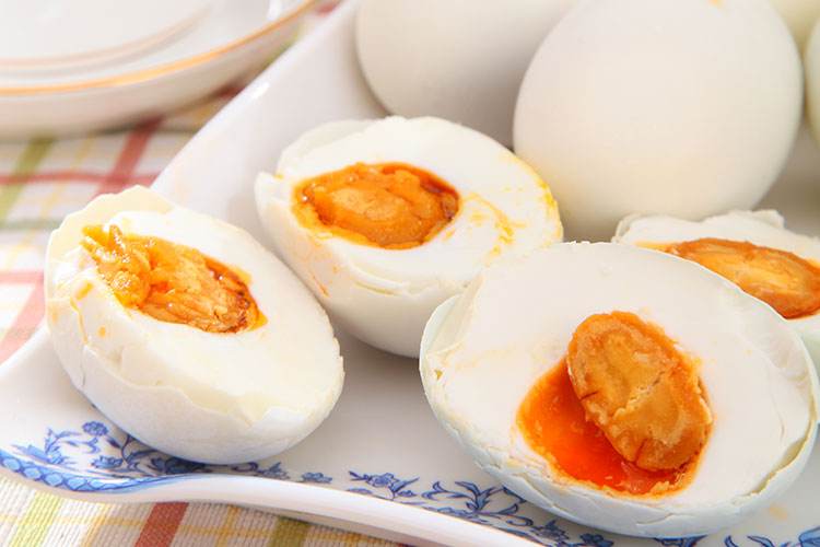 烘焙咸鸭蛋怎么挑选,咸鸭蛋流油怎么挑选