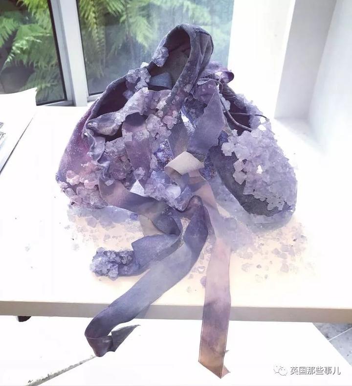 这个伦敦妹子，把脚汗做成了blingbling的水晶……