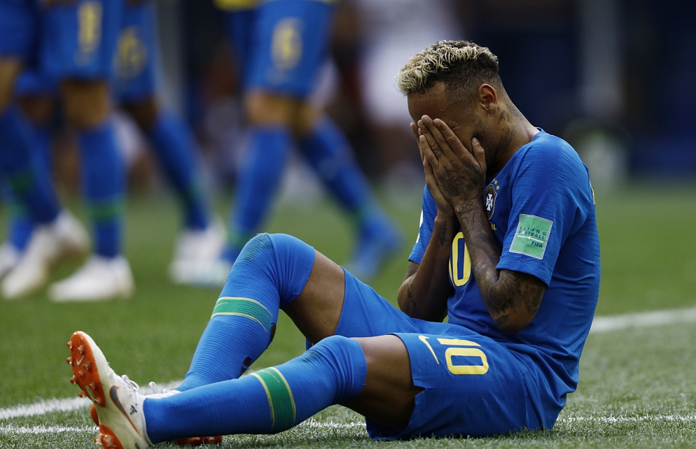 内马尔穿球袜,内马尔球袜是踢破的吗