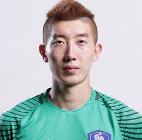 脸擦粉头喷发胶，韩国队这人走错片场？欧巴，你真的不是宋仲基！