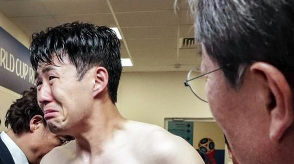 文在寅安慰孙兴慜,孙兴慜哭了德布劳内安慰