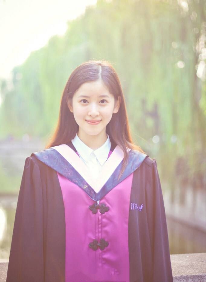 沈月时尚写真清纯短发充满少女感,沈月校服造型短发