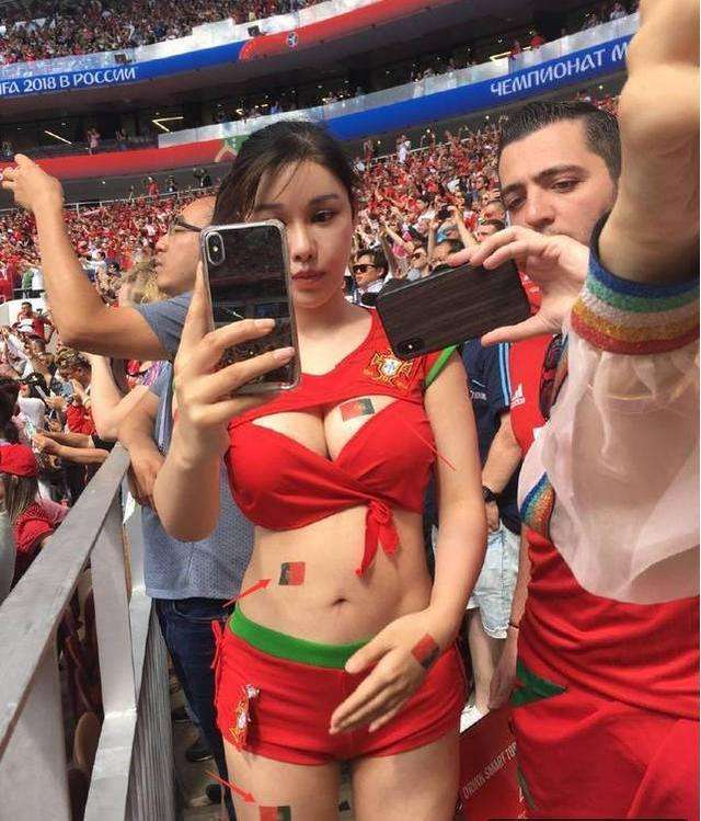 柳岩清凉白裙助阵世界杯直播,柳岩世界杯晒照片