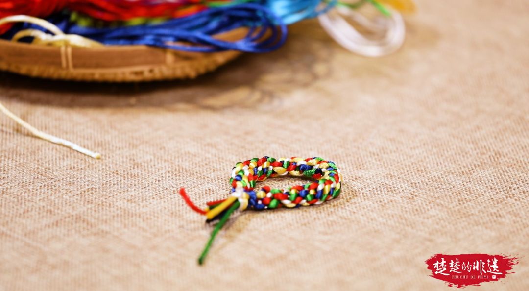 最简单的家常五彩绳,怎么用一根绳子做五彩绳