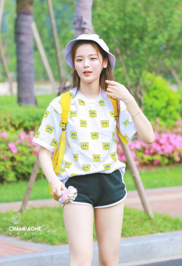 杨超越被扒黑历史，爆料内容网友看完都笑了：这是在替她洗白？