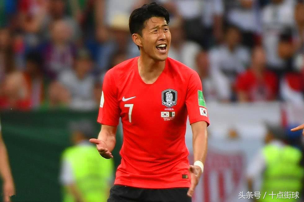 韩国球迷自嘲不忘带上中国男足:踢成这样,还以为是中国队在比赛