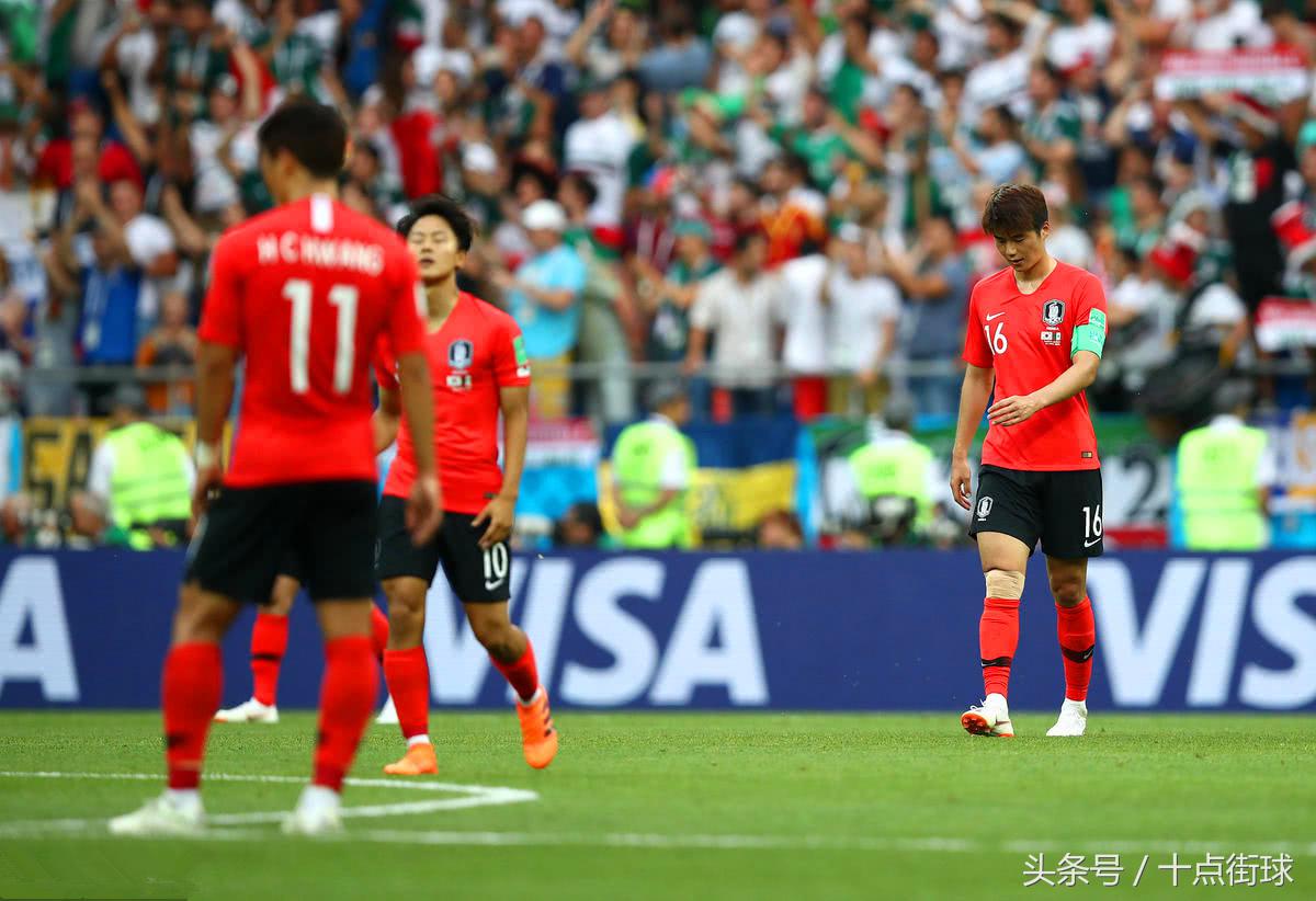 韩国球迷自嘲不忘带上中国男足:踢成这样,还以为是中国队在比赛