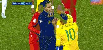 盘点足球场上比较奇葩的吃牌方式，内马尔也躲不过