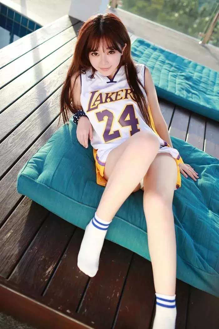 过瘾不？看完足球宝贝口水直喷，一双大长腿外搭长袜……