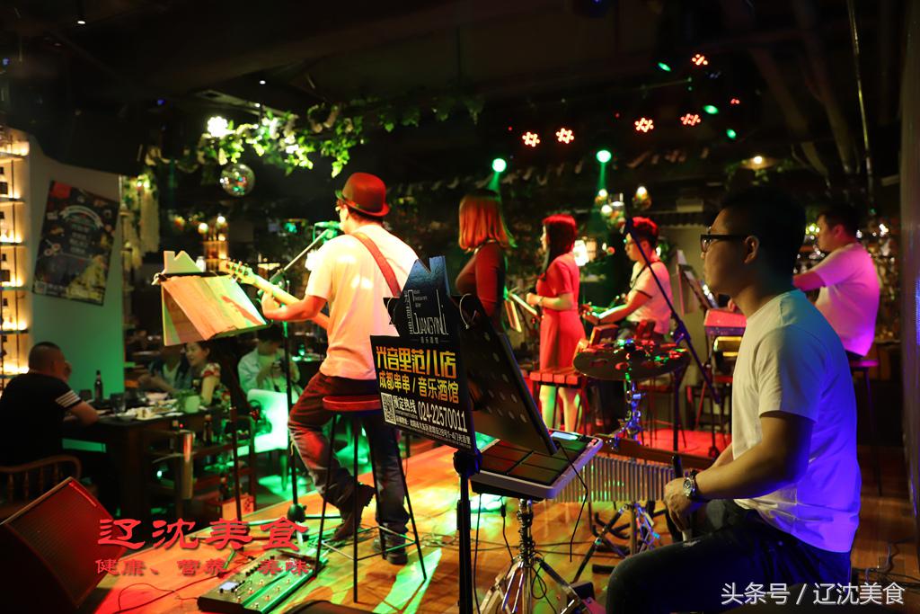 音乐配美食如歌如戏，酒吧加上串串香是一种什么样的体验