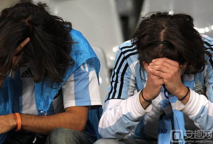 《足球弹弹乐》球员系统解读，梅西：“请赐我C罗这样的队友”