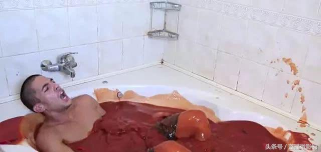 用辣椒酱泡澡24小时,国外小哥用13桶辣椒酱泡澡