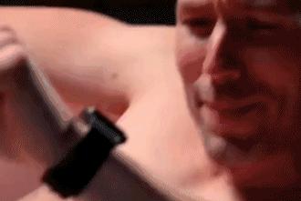 用辣椒酱泡澡24小时,国外小哥用13桶辣椒酱泡澡