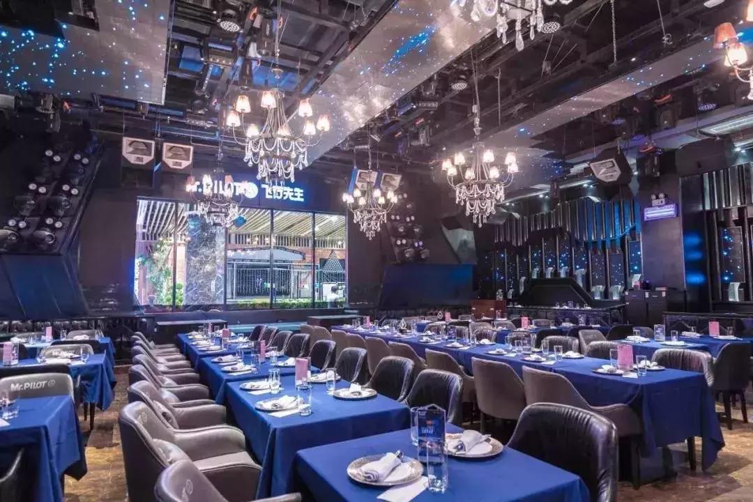 适合小情侣去的餐吧,一家很有情调和气氛的露天餐吧