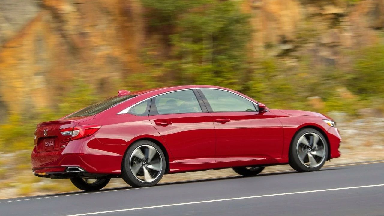 全新本田雅阁对比阿特兹！20万运动中型车该如何选择？