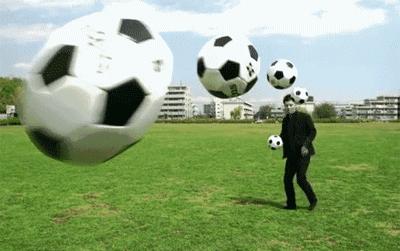 足球场上的搞笑瞬间图片,2022足球搞笑动图