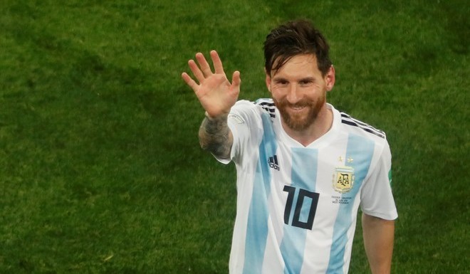 阿根廷梅西赛后欢庆胜利,阿根廷3-0克罗地亚梅西庆祝动作