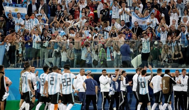 阿根廷梅西挥臂庆祝,达尼埃尔罗霍庆祝梅西夺冠