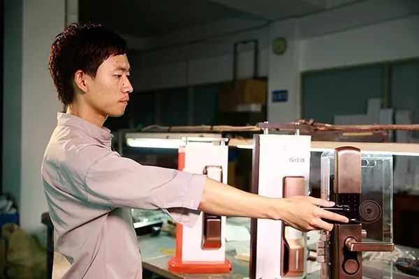 怎么防止小黑盒子打开智能锁,智能锁被小黑盒轻松开启