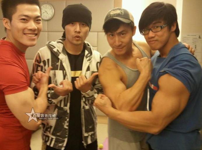 为啥说周杰伦是喝奶茶变胖的,周杰伦身材发福喝奶茶