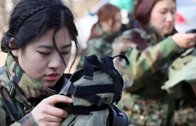 为什么日本女兵都会背一个包包,日本女兵背着包