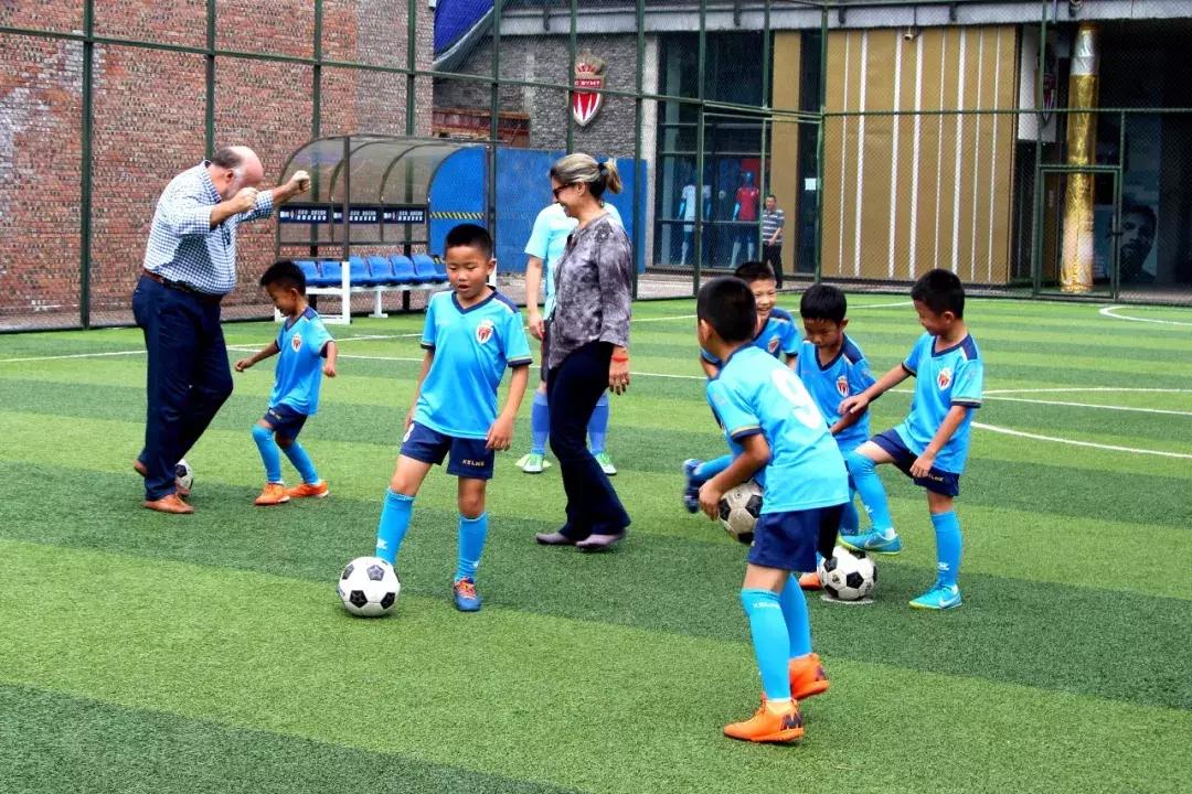 乌拉圭拉瓦耶哈省长考察皇家贝里斯足球俱乐部！