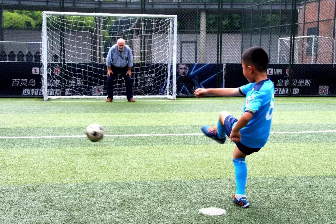 乌拉圭拉瓦耶哈省长考察皇家贝里斯足球俱乐部！