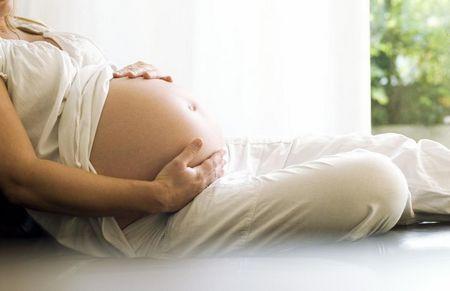 临产时破水了内诊要点,孕期发动的前兆是破水还是出血