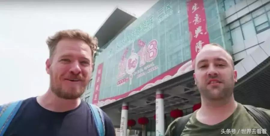 老外逛华强北组装苹果手机,外国人华强北组装苹果