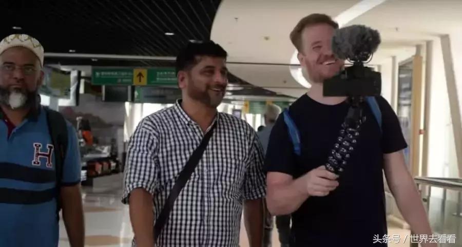 老外逛华强北组装苹果手机,外国人华强北组装苹果