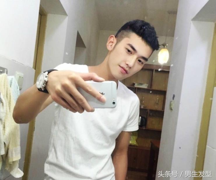 不用看脸型都好看的男生发型,十款男生流行发型总有一款适合你