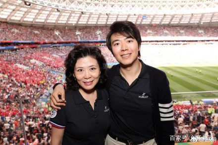 郎朗现身世界杯求偶遇，郎朗瘦了米卢老了，郎朗的坐姿引争议！