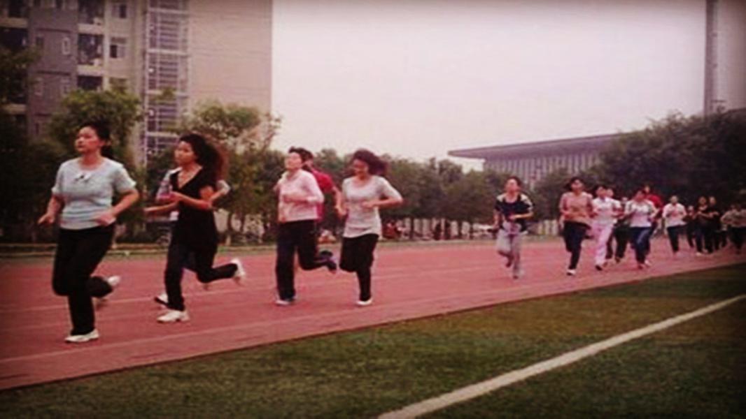 初中女孩来例假坚持上体育课,结果进医院抢救无效!