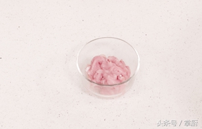 凉菜芥末黄瓜凉皮,黄瓜拌凉皮放什么调料