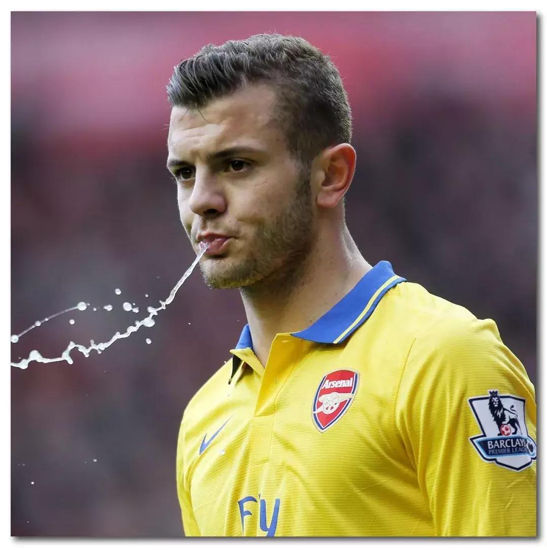 足球场上球员吐痰是什么行为,足球运动员为啥总吐痰