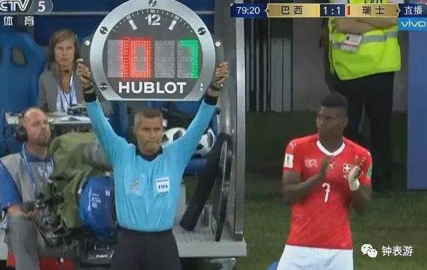 世界杯运动员戴什么表,世界杯裁判带领球员入场