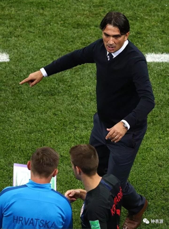 世界杯运动员戴什么表,世界杯裁判带领球员入场