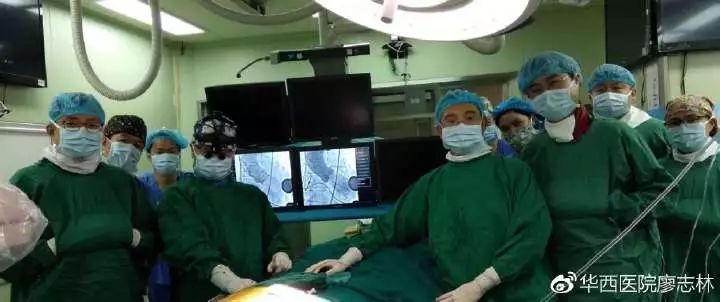 老人做心脏手术88岁,医生跪地给百岁老人做手术