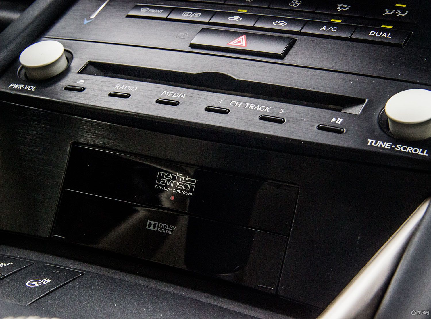 这款高颜值轿车不只男人喜欢女孩看了也瞬间心动实拍雷克萨斯IS