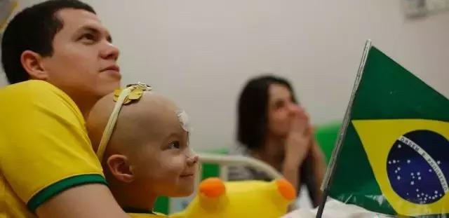 世界杯里无病号！82岁英国老爷爷靠足球抗癌，业余踢球已经近70年