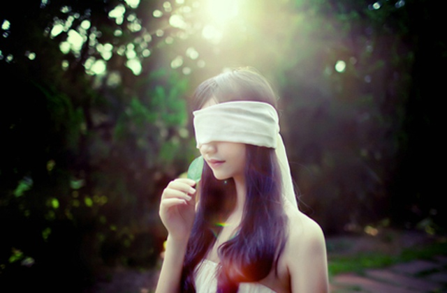 她欣喜的侧躺在他的身边，伸手环住他腰际，感受着他火热的余温