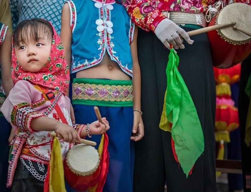 福建民俗奇观夫妻路上遇到不相识，崇武古城探秘三大渔女之惠安女
