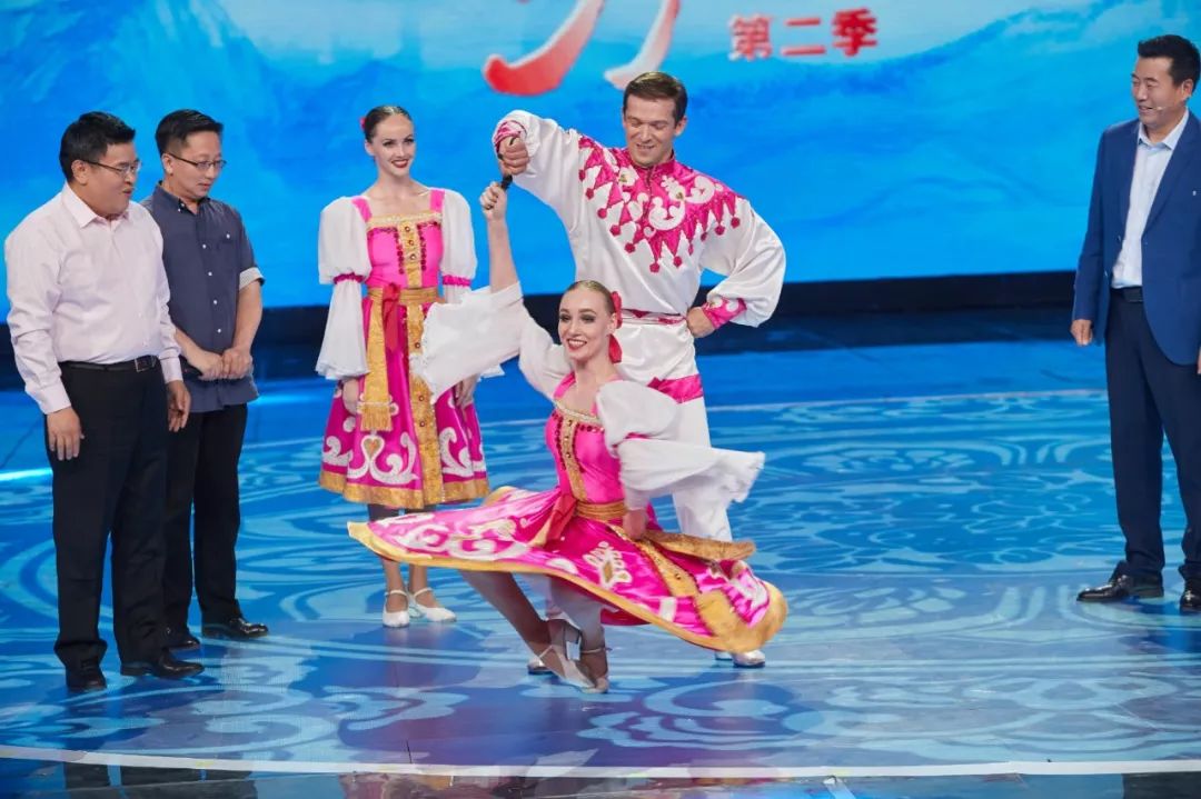 世界杯球员疯抢的那颗足球,踢到了央视的舞台上