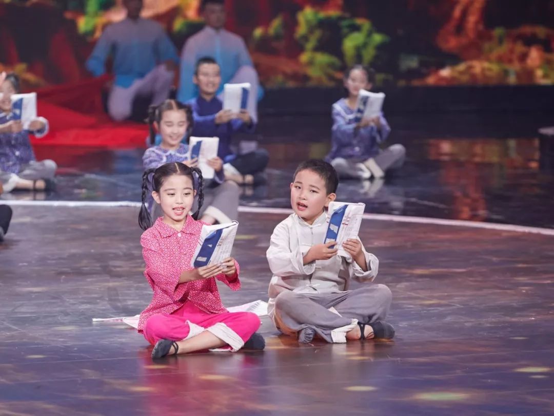 世界杯球员疯抢的那颗足球,踢到了央视的舞台上