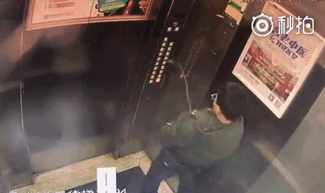 熊孩子电梯里撒尿，妈妈的做法获赞千万：好孩子就是这么教出来的